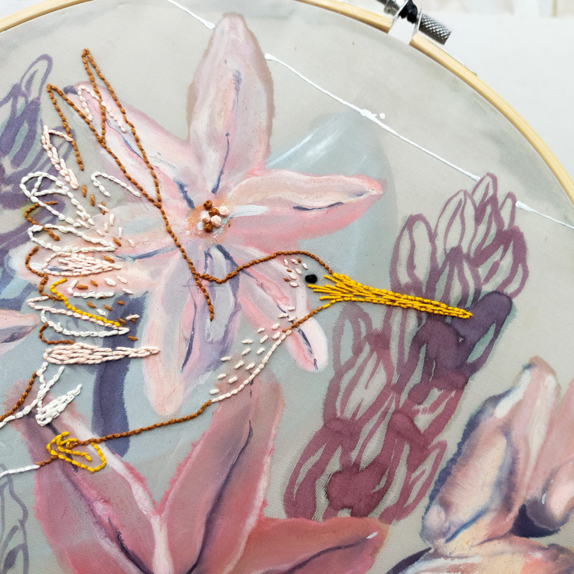 Pajarillo bordado sobre pintura en seda, detalle