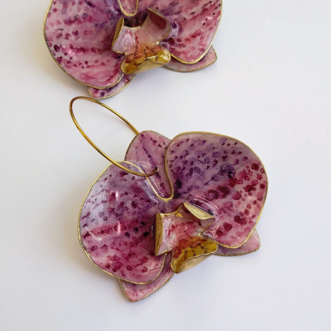 Orquídea morada con puntitos