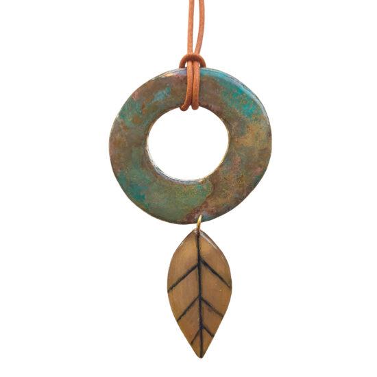 Colgante aro con hoja de latón